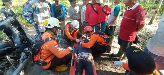 Tim SAR akhirnya menemukan warga yang hilang di hutan Teluk Keramat. Foto: Dok Basarnas Pontianak
