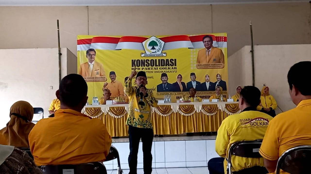 Ketua DPD Partai Golkar Kabupaten Indramayu, Syaefudin, memberikan arahan di acara konsolidasi kader di daerah pemilihan 1 Kabupaten Indramayu, Minggu (26/6/2022). Foto: Tomi Indra/Ciremaitoday