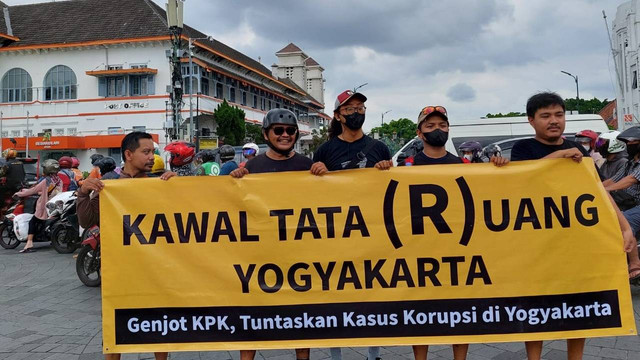 Komunitas Pit Dhuwur membentangkan poster untuk mengawal pembangunan di Jogja. Foto: Dok. Komunitas Pit Dhuwur
