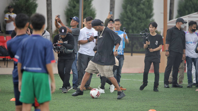 Mantan pesepak bola dunia asal Brazil Ronaldinho (tengah) beraksi di depan para peserta coaching clinic di Unggul Sport Center, Malang, Jawa Timur, Minggu (26/6/2022). Foto: Rizal Hanafi/ANTARA FOTO