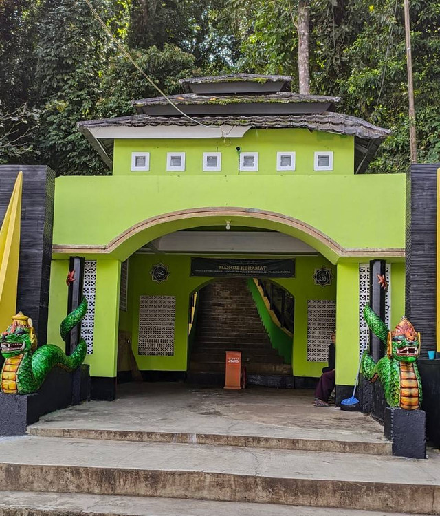 Gerbang sebelum memasuki kawasan makam Prabu Haryang Kencana. (Foto: Dokumen Pribadi)