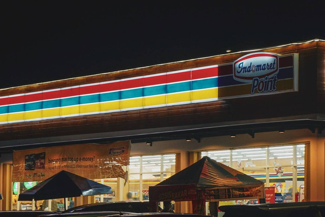 Ilustrasi lima jajanan Indomaret, sumber foto Fawwaz Ali on Unsplash