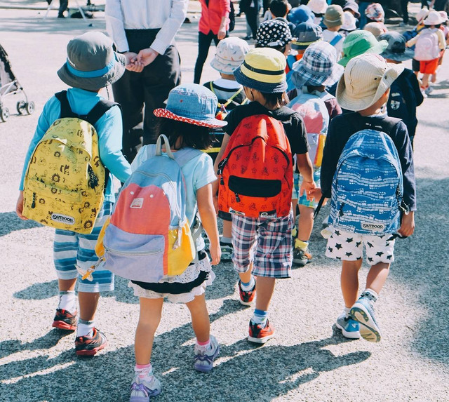 Ilustrasi jadwal masuk sekolah tahun ajaran baru 2022, sumber foto note thanun on Unsplash