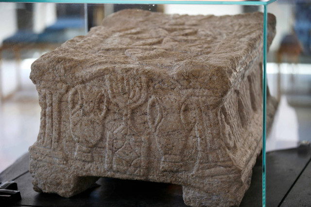 Batu Magdala dipamerkan untuk umum saat upacara pembukaan di pusat Magdala di Israel utara, Minggu (26/6/2022). Foto: Jalaa Marey/AFP