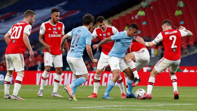 Gabriel Jesus men-dribble bola melewati pemain Arsenal. Source: Kumparan Bola