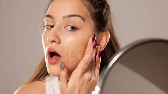 Ilustrasi menggunakan makeup untuk kulit berjerawat. Foto: Shutter Stock