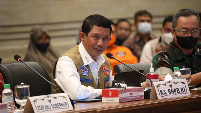 Ketua Satgas Penanganan PMK, Letjen TNI Suharyanto memimpin Rapat Koordinasi Penanganan PMK yang digelar di Kantor Sekretariat Daerah Provinsi Jawa Timur pada Sabtu (25/6/2022). Rapat dihadiri oleh perwakilan seluruh wilayah di Provinsi Jawa Timur. Foto: BNPB