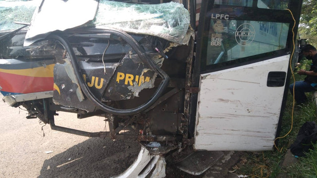 Kondisi bus Laju Prima yang menjadi penyebab insiden kecelakaan beruntun di Tol Cipularang. Senin (27/6/2022). Foto: kumparan