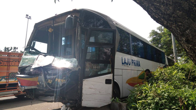 Kondisi bus Laju Prima yang menjadi penyebab insiden kecelakaan beruntun di Tol Cipularang. Senin (27/6/2022). Foto: kumparan