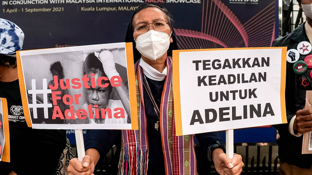 Massa yang mengatasnamakan sebagai Koalisi Masyarakat Sipil mendatangi kantor Kedutaan Besar Malaysia, di Jakarta Selatan, pada Senin (27/6/2022).
 Foto: Iqbal Firdaus/kumparan