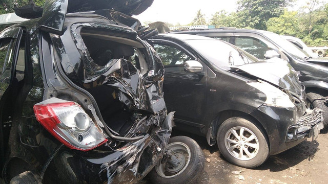 Kondisi mobil yang terlibat kecelakaan beruntun di Tol Cipularang, Senin (27/6/2022). Foto: kumparan