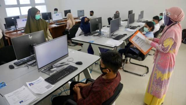 Peserta SBMPTN mendapat arahan sebelum mengikuti tes UTBK di Universitas Syiah Kuala, Kota Banda Aceh, Aceh, Minggu (5/7/2020). Foto: Suparta/acehkini