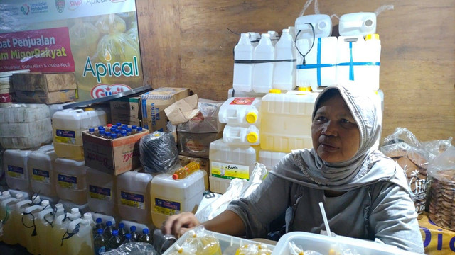 Pedagang di Pasar Beringharjo, Kota Yogyakarta tak setuju pembelian minyak goreng curah menggunakan aplikasi PeduliLindungi. Foto: Arfiansyah Panji Purnandaru/kumparan