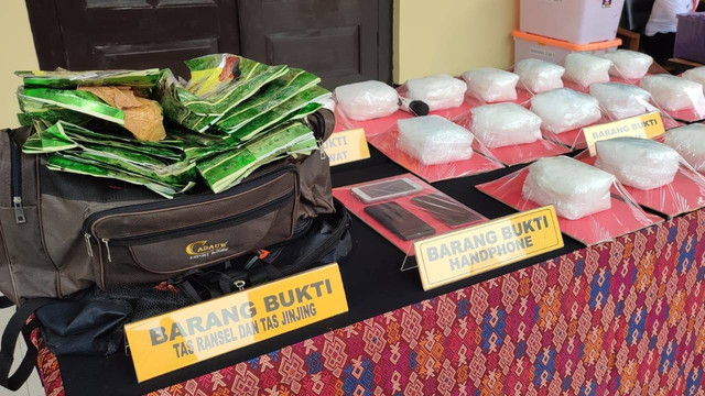 Pers rilis kasus peredaran narkotika jenis sabu sebanyak 20 kilogram di Mapolrestabes Bandung pada Senin (27/6/2022). Foto: Rachmadi Rasyad/kumparan