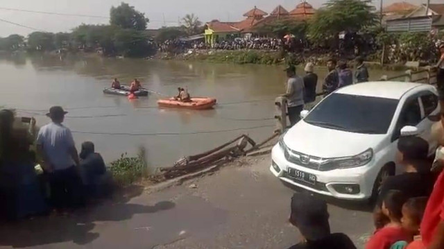 Mobil minibus pengangkut uang tenggelam di Sungai Citarum, Karawang, Senin (27/6). Foto: Dok. Istimewa