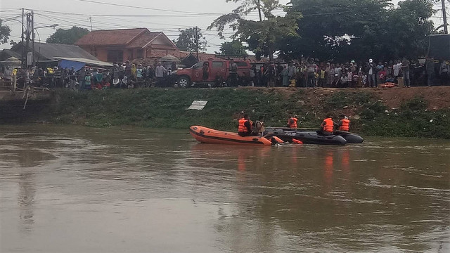 Mobil minibus pengangkut uang tenggelam di Sungai Citarum, Karawang, Senin (27/6). Foto: Dok. Istimewa