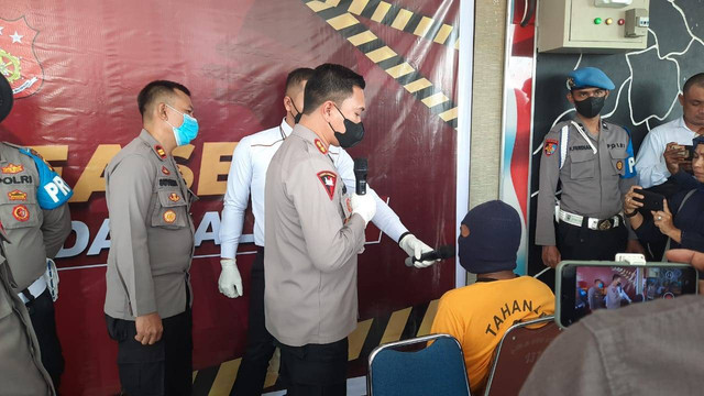 Kapolres Sintang AKBP Tommy Ferdian mewawancarai Roni, tersangka pembunuhan pemilik Toko Aneka Ban Sintang terkait alasannya membunuh bosnya saat press release, Senin 27 Juni 2022.(Foto: Yusrizal/Hi! Pontianak)