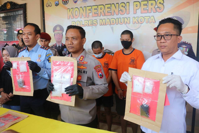 Dari kiri : Kalapas Pemuda Madiun, Ardian Nova Christiawan, Kapolres Madiun Kota, AKBP. Suryono dan Kasatreskoba, Aris Hariyanto saat melakukan Pers Release pada Senin(27/6/2022) pagi di Lobby Polres Madiun Kota. (Foto : Humas Lasdaun)