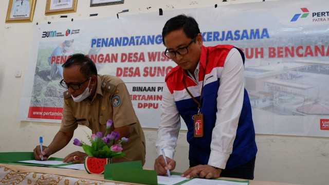 Penandatanganan kerja sama pencanangan desa wisata tangguh bencana Sungai Kupah. Foto: Dok Pertamina