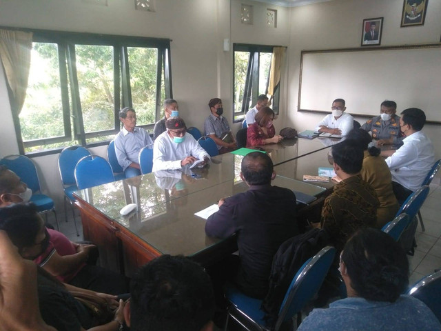 Pertemuan Kapolsek Tegalalang AKP I Ketut Sudita dengan pengelola Pura dan pihak sekolah - IST