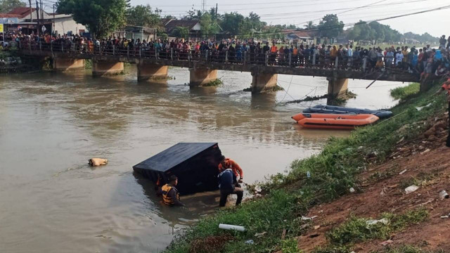 Proses evakuasi mobil pengangkut uang yang tenggelam di Sungai Citarum, Senin (27/6/2022).  Foto: Dok. Istimewa
