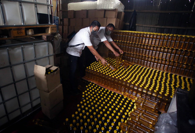 Petugas menunjukkan barang bukti minyak goreng kemasan ilegal saat pers rilis di gudang pembuatannya di Pinang, Tangerang, Banten, Senin (27/6/2022).  Foto: Muhammad Iqbal/ANTARA FOTO