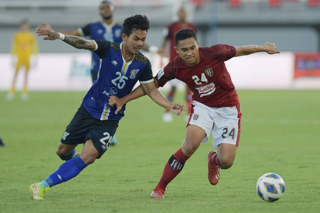 Pemain Bali United Ricky Fajrin berebut bola dengan pemain Visakha FC Chansopheak pada pertandingan Grup G Piala AFC 2022 di Stadion I Wayan Dipta, Gianyar, Bali, Senin (27/6/2022). Foto: Nyoman Budhiana/ANTARA FOTO