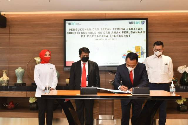 Pelantikan dua Direksi PT Pertamina International Shipping (PIS) yang baru oleh Direktur Utama PT Pertamina (Persero) Nicke Widyawati, Senin (30/5/2022). Foto: Dok. PT Pertamina International Shipping