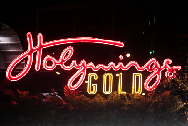 Logo outlet Holywings di Kelapa Gading, Jakarta, Senin (27/6/2022). Foto: Muhammad Adimaja/Antara Foto