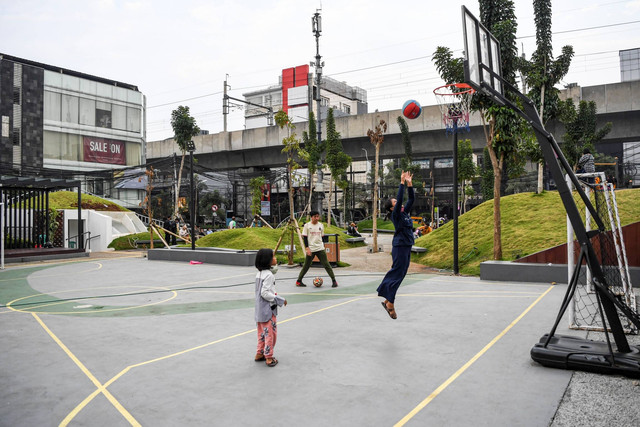 Sejumlah bocah bermain wahana di Ruang Terbuka Hijau (RTH) yang berada di Taman Sambas, Panglima Polim, Jakarta, Senin (27/6/2022). Foto: M Risyal Hidayat/ANTARA FOTO
