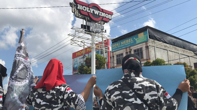 HOLYWINGS Pekanbaru, Jalan Soekarno-Hatta, didemo masyarakat.