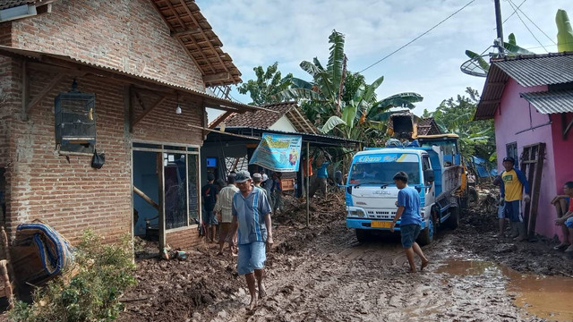 Sejumlah warga membersihkan sisa-sisa banjir badang di Desa Tunjungrejo, Margoyoso, Pati, Jawa Tengah, Selasa (28/6/2022). Foto: Dok. Istimewa
