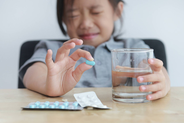 Ilustrasi anak minum melatonin untuk obat tidur. Foto: Shutterstock