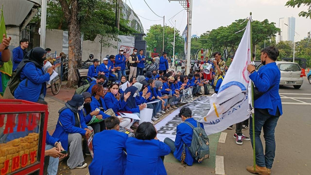 Aliansi Mahasiswa Reformasi Rancangan Kitab Undang-undang Hukum Pidana (RKUHP) mulai berdatangan di depan kantor TVRI.  Foto: Zamachsyari/kumparan