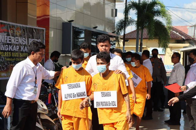Para pelaku pembunuhan saat ditangkap polisi di Muba. (ist)