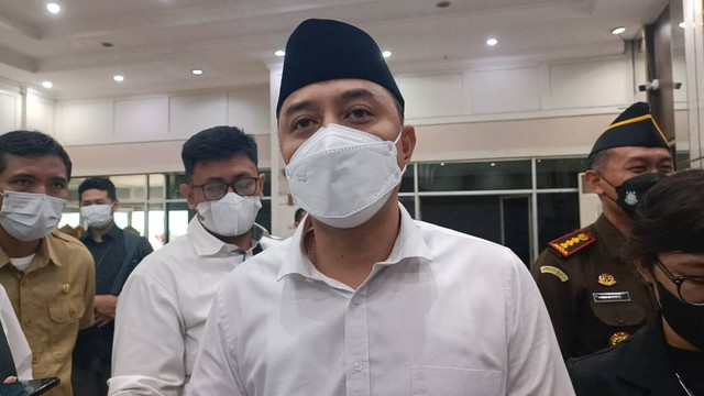 Walikota Eri Cahyadi memerintah untuk menutup sementara Holywings yang ada di Surabaya, Selasa (28/6/2022). Foto: Farusma Okta Verdian/kumparan