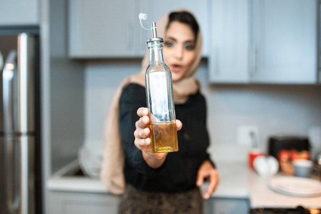 https://www.pexels.com/@rodnae-prod/ - cara membeli minyak goreng curah dengan pedulilindungi
