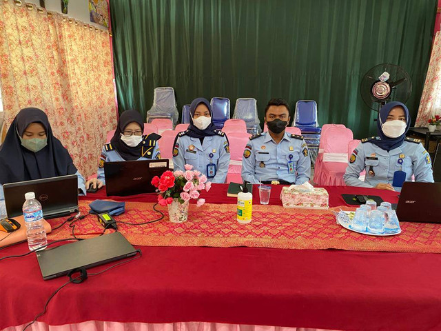 Kasubbag TU, Kaur Umum, dan Tim Humas Lapas Perempuan Palembang Mengikuti Bimbingan Teknis Melalui Zoom, Selasa (28/06). Foto: Humas LPP