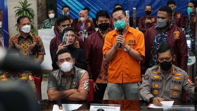 Polisi menunjukkan tersangka kasus penipuan aplikasi Binomo Indra Kenz (tengah) saat konferensi pers di Bareskrim, Mabes Polri Jakarta, Jumat (25/3/2022).Foto: Jamal Ramadhan/kumparan