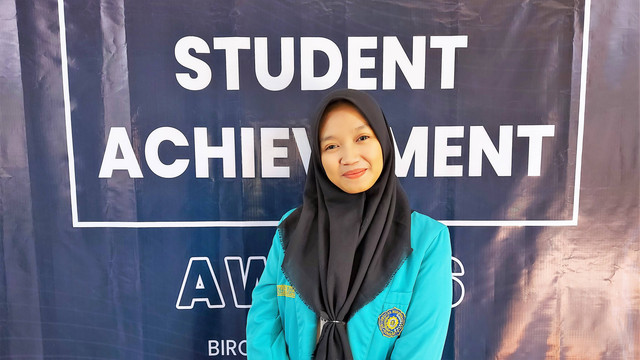 Mahasiswi UMS Solo peraih 4 penghargaan internasional, Rosa Sayentina Amin. FOTO: Fernando Fitusia