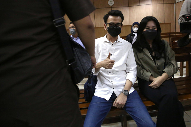 Terdakwa Adam Deni saat menjalani sidang putusan terkait pelanggaran undang undang ITE di Pengadilan Negeri Jakarta Utara, Jakarta, Selasa, (28/6). Foto: Dok. Agus Apriyanto