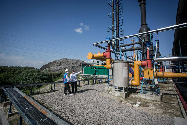 Petugas menunjukan cara kerja mesin pengolahan sampah menjadi energi listrik saat dilakukan uji coba pembangkit listrik tenaga sampah (PLTSa) Putri Cempo di Solo, Jawa Tengah, Selasa (28/6/2022). P Foto: Mohammad Ayudha/ANTARA FOTO