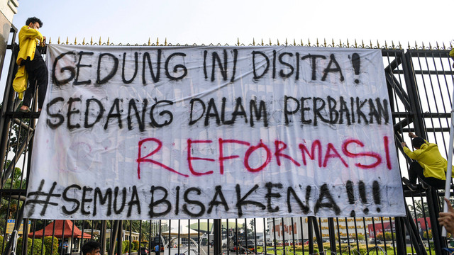 Sejumlah mahasiswa membentangkan spanduk saat aksi unjuk rasa di depan Gedung DPR, Senayan, Jakarta, Selasa (28/6/2022).  Foto: M Risyal Hidayat/ANTARA FOTO