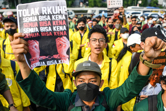 Mahasiswa membentangkan poster saat aksi unjuk rasa di depan Gedung DPR, Senayan, Jakarta, Selasa (28/6/2022). Foto: M Risyal Hidayat/ANTARA FOTO
