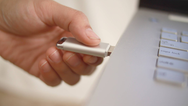 Ilustrasi flashdisk USB. Foto: Shutterstock