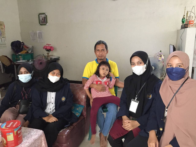(Dokumentasi kunjungan ke rumah Para Ketua RT untuk membantu proses pembuatan akun di laman e-Lampid. Sumber : Dokumentasi Pribadi)