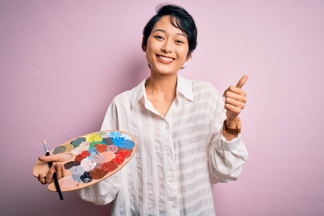 Ilustrasi perempuan melukis. Foto: Krakenimages.com/Shutterstock