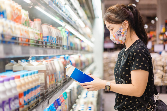 Ilustrasi ibu membeli susu anak. Foto: MIA Studio/Shutterstock