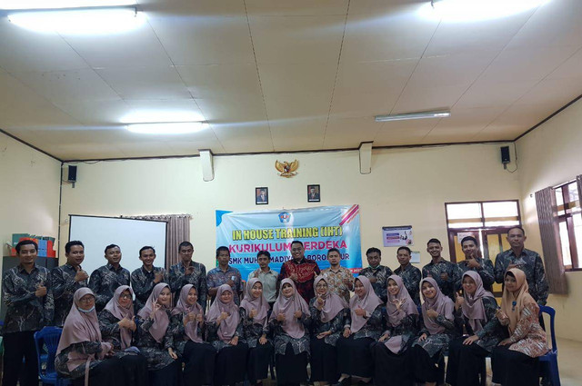 Sesi Foto Bersama Segenap Guru SMK Muhammadiyah 2 Borobudur dengan Pemateri IHT