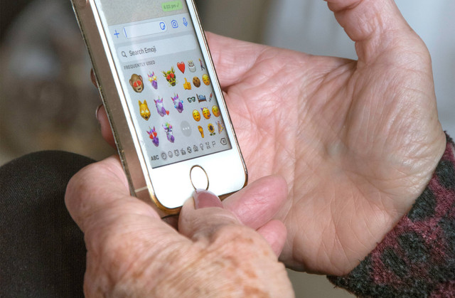 Ilustrasi membuat emoji. Foto: Katie Franklin/unsplash